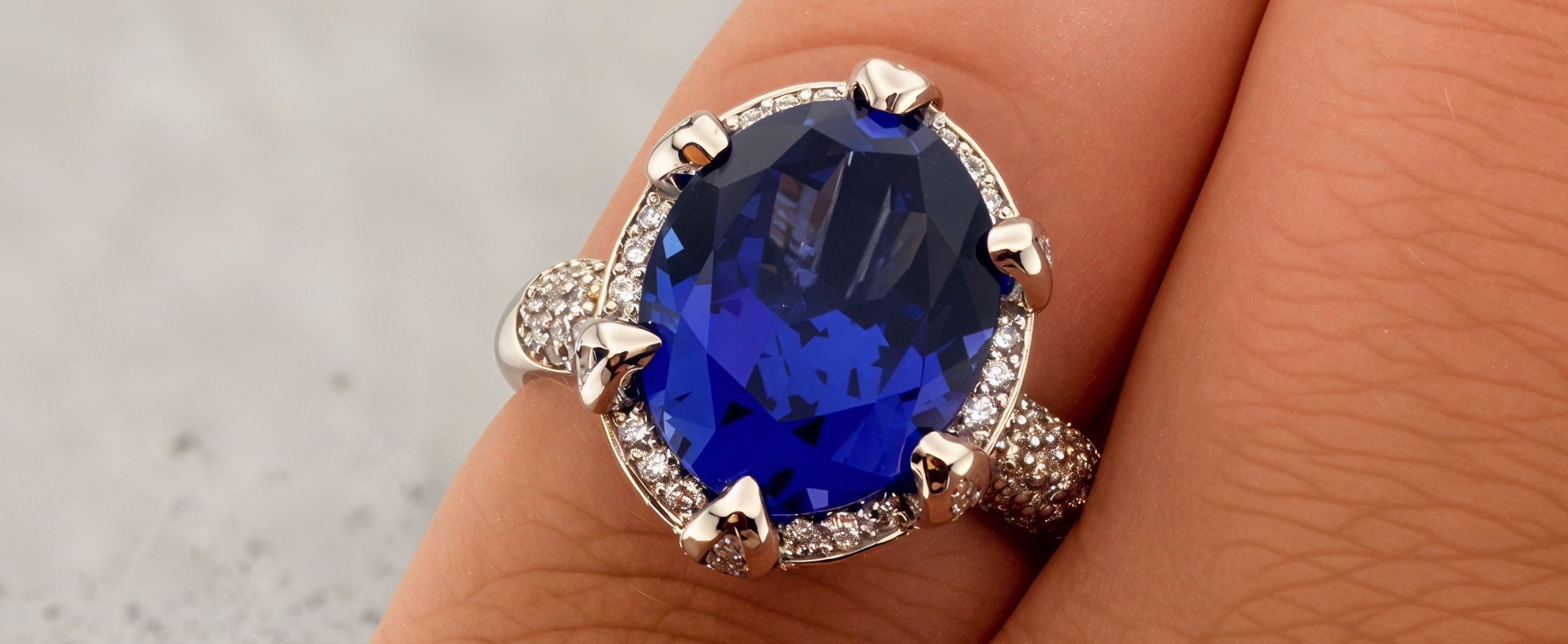 zlatý luxusní prsten s vynikajícím tanzanitem a diamanty